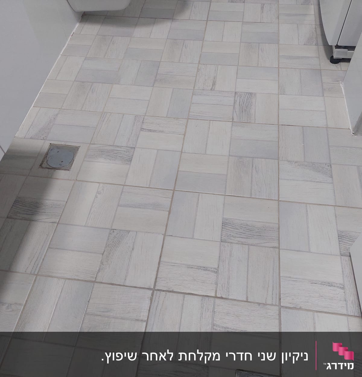 רצפה נקייה עם אריחים בהירים במטבח